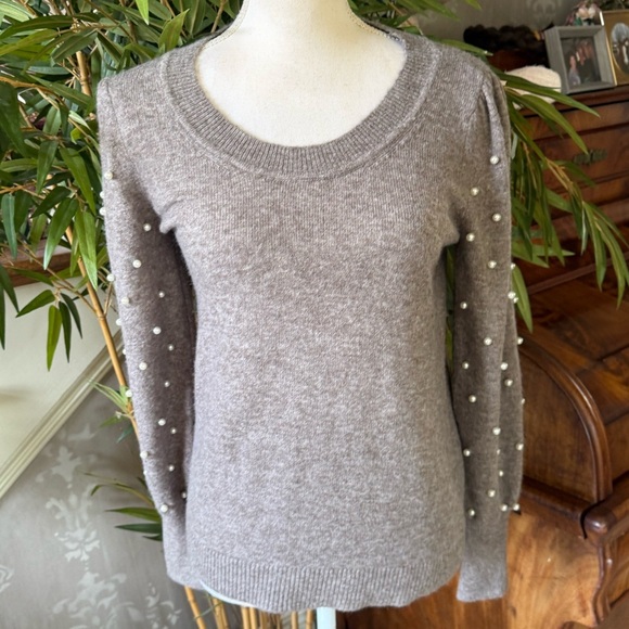 LOFT ladies gray with pearl accessory long sleeves sweater XS - Picture 3 of 13